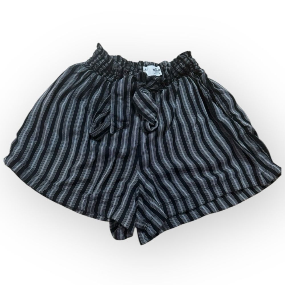 Hollister Black and Gray Ultra High Rise Paperbag Shorts w Pockets - Size Medium
